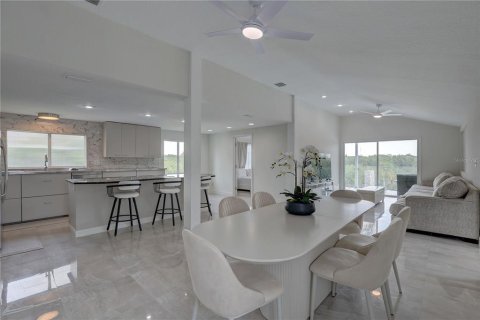 House in Tampa, Florida 5 bedrooms, 251.95 sq.m. № 1690666 - photo 11