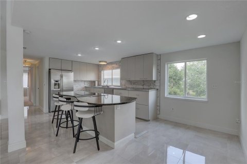 House in Tampa, Florida 5 bedrooms, 251.95 sq.m. № 1690666 - photo 12