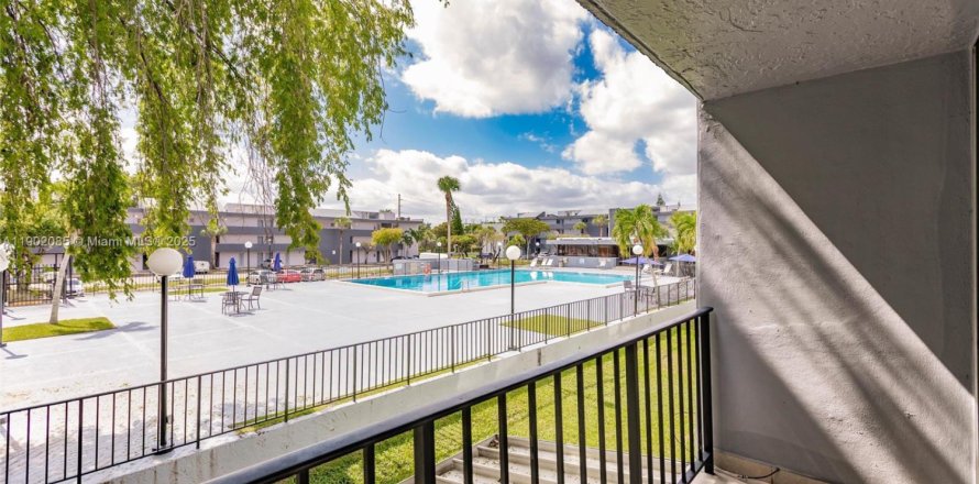 Кондоминиум с 2 спальнями в Майами, Флорида № 1953723