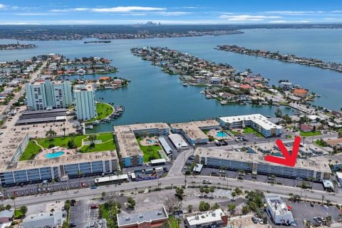 Condo in Saint Pete Beach, Florida, 1 bedroom  № 1803160 - photo 1