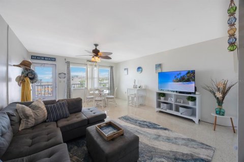 Condo in Saint Pete Beach, Florida, 1 bedroom  № 1803160 - photo 11