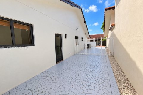 Immobilier commercial à louer à Miami, Floride: 1 chambre, 60.39 m2 № 2439369 - photo 2
