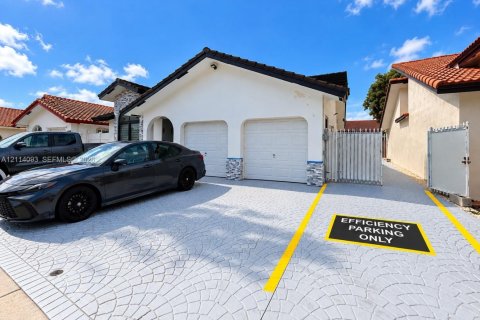 Immobilier commercial à Miami, Floride 1 chambre, 60.39 m2 № 2439369
