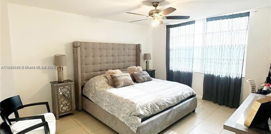 Condominio en Aventura, Florida, 2 dormitorios № 2034445