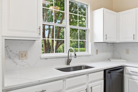 Condo in Lady Lake, Florida, 2 bedrooms  № 2157556 - photo 8