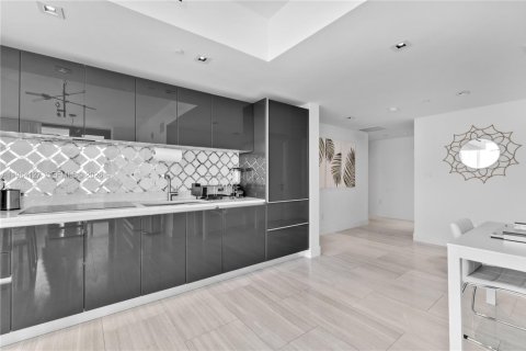 Condo in Miami, Florida, 1 bedroom  № 2081084 - photo 5
