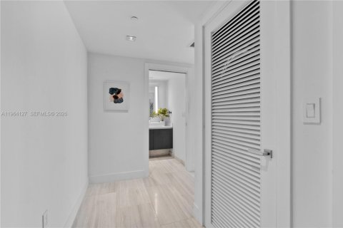 Condo in Miami, Florida, 1 bedroom  № 2081084 - photo 17