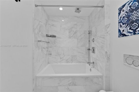 Condo in Miami, Florida, 1 bedroom  № 2081084 - photo 13