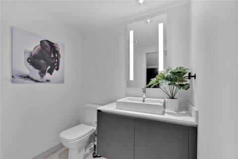 Condo in Miami, Florida, 1 bedroom  № 2081084 - photo 15