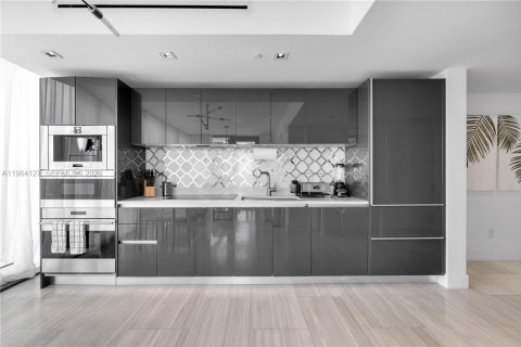 Condo in Miami, Florida, 1 bedroom  № 2081084 - photo 4