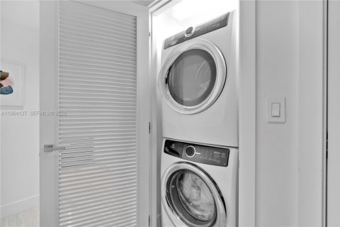 Condo in Miami, Florida, 1 bedroom  № 2081084 - photo 16