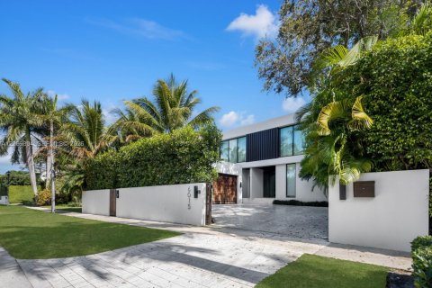 Villa ou maison à vendre à Miami Beach, Floride: 6 chambres, 426.42 m2 № 2300412 - photo 1