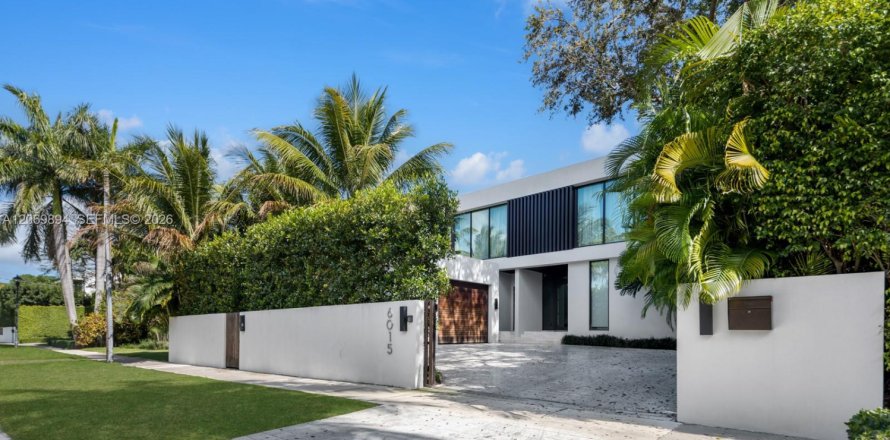 Villa ou maison à Miami Beach, Floride 6 chambres, 426.42 m2 № 2300412