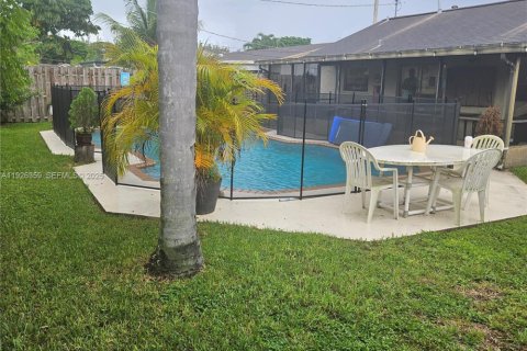 Casa en alquiler en Sunrise, Florida, 3 dormitorios, 109.53 m2 № 1986505 - foto 4