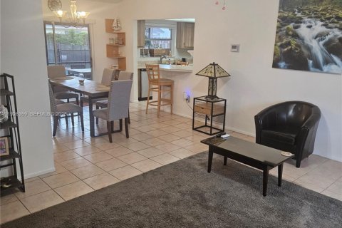 Casa en alquiler en Sunrise, Florida, 3 dormitorios, 109.53 m2 № 1986505 - foto 9