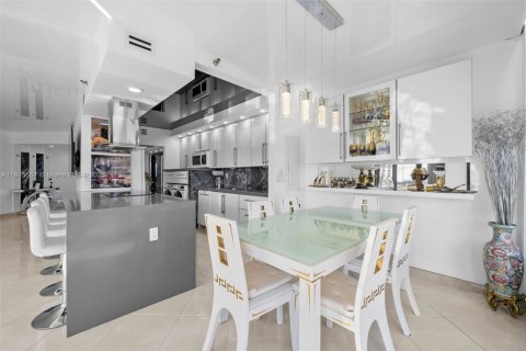 Condo in Aventura, Florida, 2 bedrooms  № 1971639 - photo 18