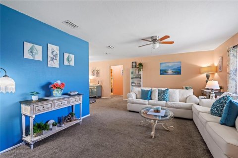 House in Spring Hill, Florida 2 bedrooms, 147.53 sq.m. № 1833060 - photo 8