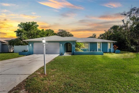 House in Spring Hill, Florida 2 bedrooms, 147.53 sq.m. № 1833060 - photo 1