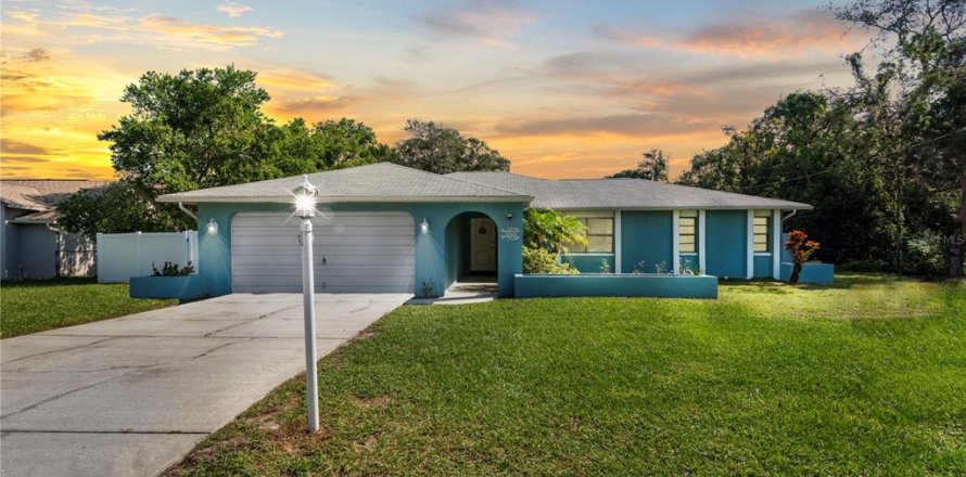House in Spring Hill, Florida 2 bedrooms, 147.53 sq.m. № 1833060