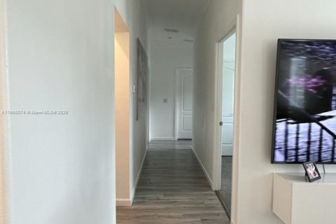 House in Clewiston, Florida 3 bedrooms, 116.69 sq.m. № 1702387 - photo 11