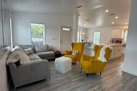 House in Clewiston, Florida 3 bedrooms, 116.69 sq.m. № 1702387 - photo 1