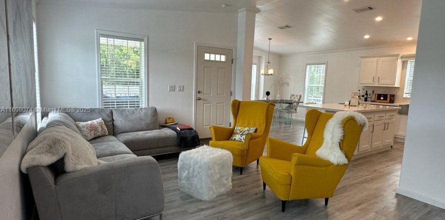 House in Clewiston, Florida 3 bedrooms, 116.69 sq.m. № 1702387