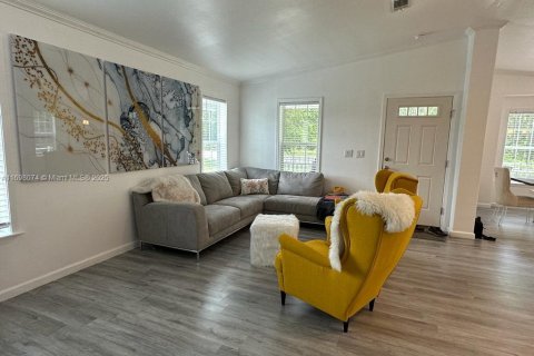 House in Clewiston, Florida 3 bedrooms, 116.69 sq.m. № 1702387 - photo 5