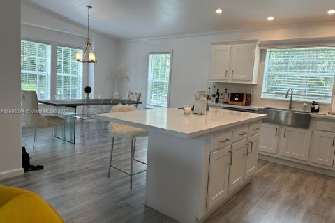 House in Clewiston, Florida 3 bedrooms, 116.69 sq.m. № 1702387 - photo 8