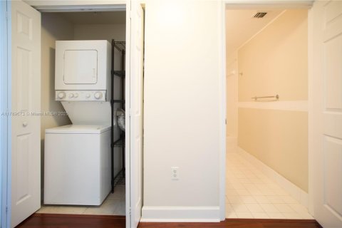 Condo in Coral Gables, Florida, 2 bedrooms  № 1752249 - photo 10