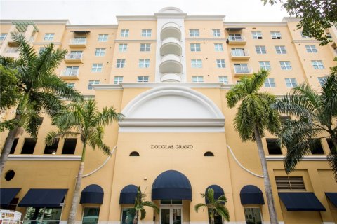 Condo in Coral Gables, Florida, 2 bedrooms  № 1752249 - photo 1