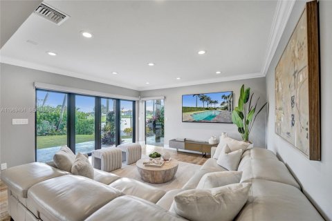 House in Hollywood, Florida 5 bedrooms, 617.89 sq.m. № 2030741 - photo 30