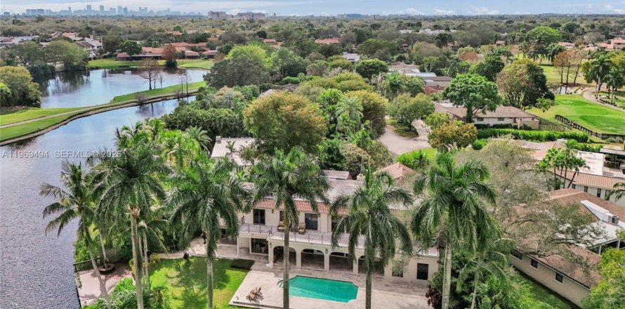 House in Hollywood, Florida 5 bedrooms, 617.89 sq.m. № 2030741