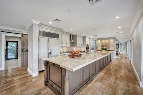 House in Hollywood, Florida 5 bedrooms, 617.89 sq.m. № 2030741 - photo 3