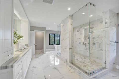 House in Hollywood, Florida 5 bedrooms, 617.89 sq.m. № 2030741 - photo 8