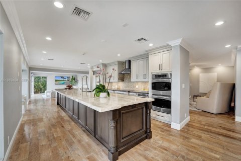 House in Hollywood, Florida 5 bedrooms, 617.89 sq.m. № 2030741 - photo 23