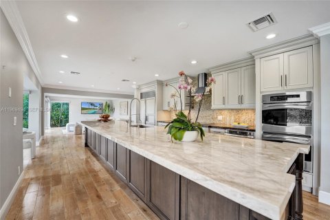 House in Hollywood, Florida 5 bedrooms, 617.89 sq.m. № 2030741 - photo 4