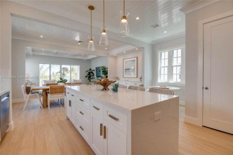 House in Marathon, Florida 5 bedrooms, 279.73 sq.m. № 1863755 - photo 9