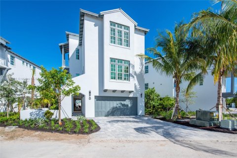 House in Marathon, Florida 5 bedrooms, 279.73 sq.m. № 1863755 - photo 1