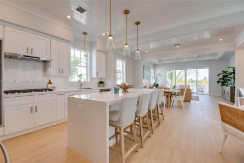 House in Marathon, Florida 5 bedrooms, 279.73 sq.m. № 1863755 - photo 7