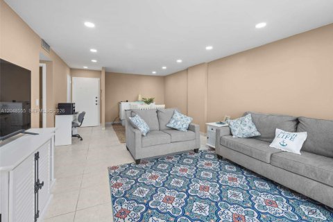 Condo in Hollywood, Florida, 1 bedroom  № 2186205 - photo 4