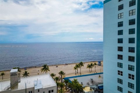 Condo in Hollywood, Florida, 1 bedroom  № 2186205 - photo 17