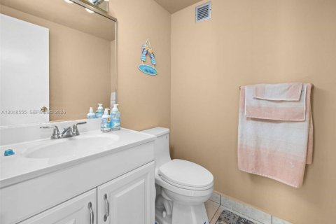 Condo in Hollywood, Florida, 1 bedroom  № 2186205 - photo 15