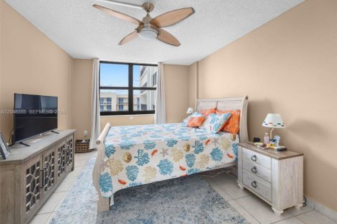 Condo in Hollywood, Florida, 1 bedroom  № 2186205 - photo 11