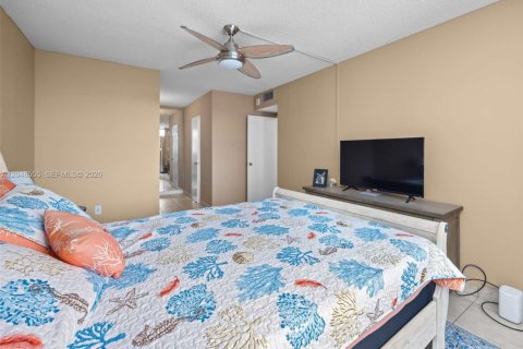 Condo in Hollywood, Florida, 1 bedroom  № 2186205 - photo 12