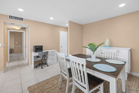 Condo in Hollywood, Florida, 1 bedroom  № 2186205 - photo 7