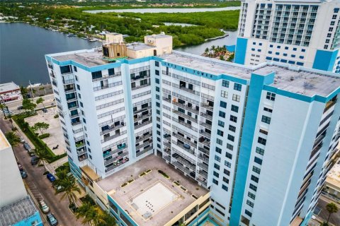 Condo in Hollywood, Florida, 1 bedroom  № 2186205 - photo 19