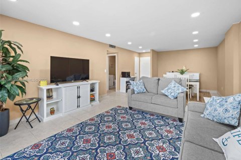Condo in Hollywood, Florida, 1 bedroom  № 2186205 - photo 5