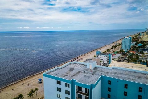 Condo in Hollywood, Florida, 1 bedroom  № 2186205 - photo 18