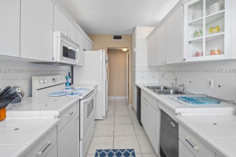 Condo in Hollywood, Florida, 1 bedroom  № 2186205 - photo 9