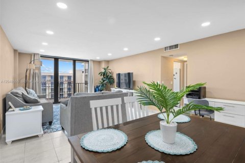 Condo in Hollywood, Florida, 1 bedroom  № 2186205 - photo 3